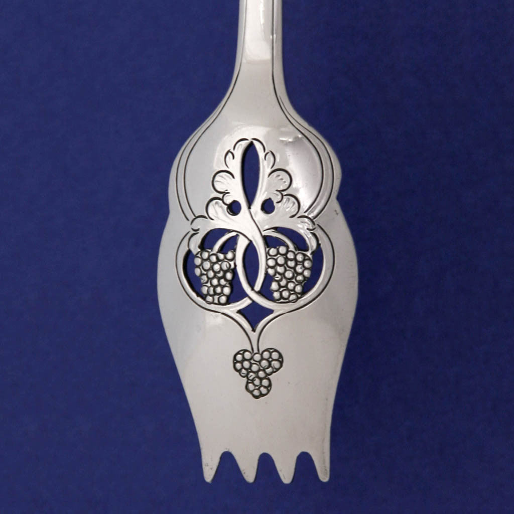 Bowls to Arthur Stone Pierced Grape Design Sterling Silver Ice Tongs, early 20th century