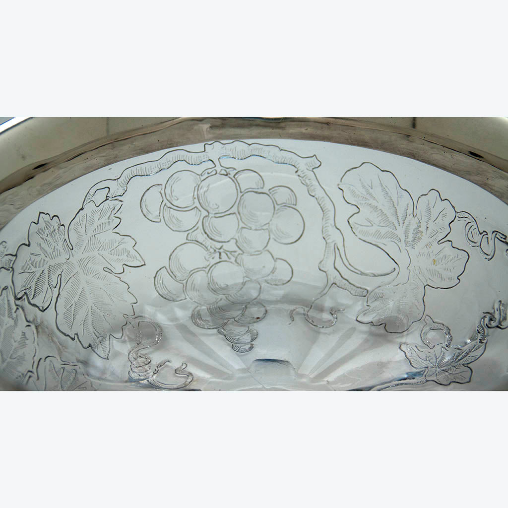 Cut details with the design make the bowl sparkle.