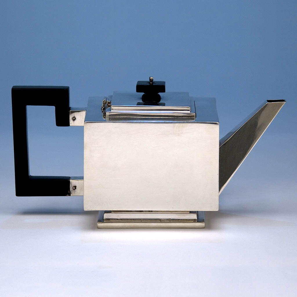 Tea pot to Charles Boyton English Art Deco Sterling Silver Coffee Service on Tray, London, 1932/33, the tray 1935/36