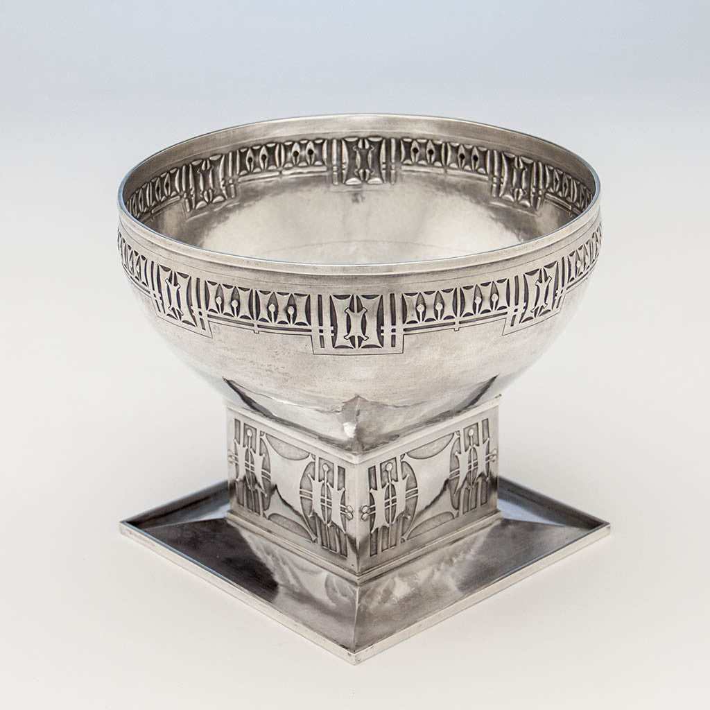 Angle view of Robert R. Jarvie Important Sterling Trophy, Chicago, 1913, design attributed to George Elmslie, awarded to Fyvie Baron, International Clydesdale Champion