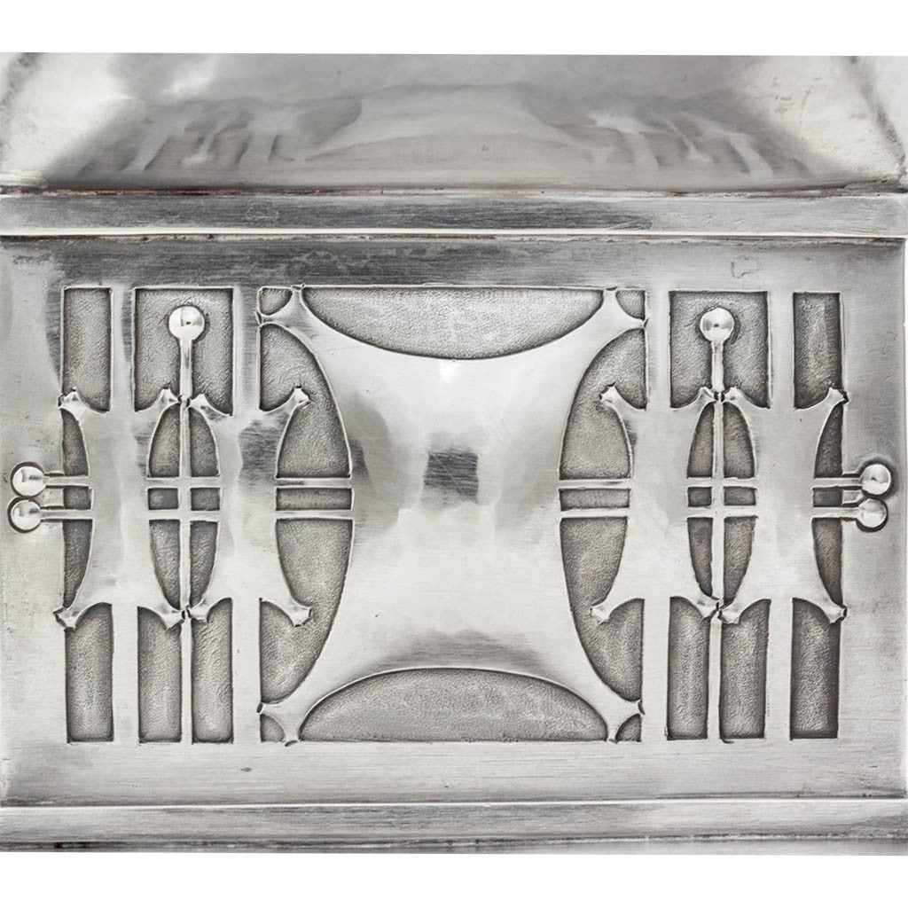 Base detail of Robert R. Jarvie Important Sterling Trophy, Chicago, 1913, design attributed to George Elmslie, awarded to Fyvie Baron, International Clydesdale Champion