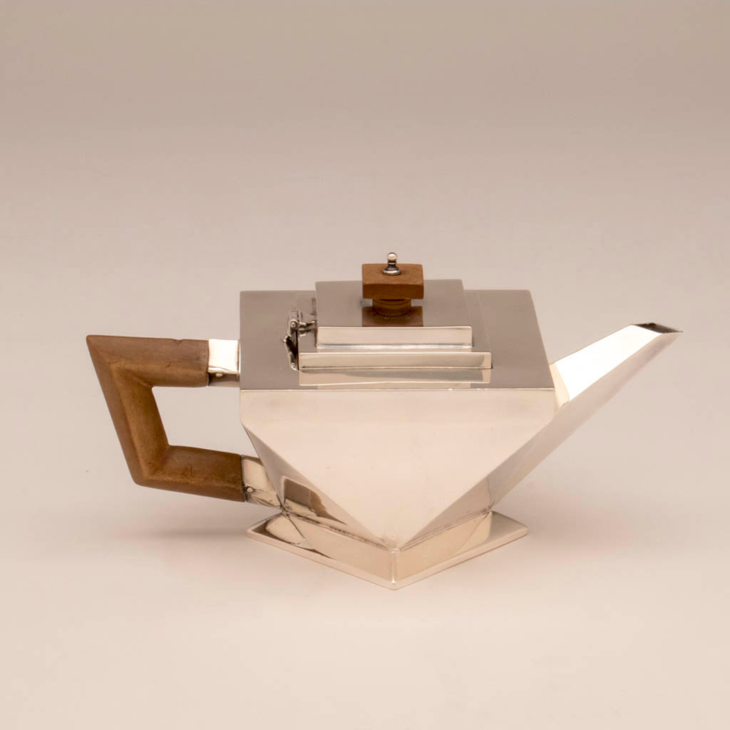 Tea pot to Charles Boyton and Son English Art Deco Sterling Silver Coffee Service on Tray, London, 1932/33, the tray 1933/34