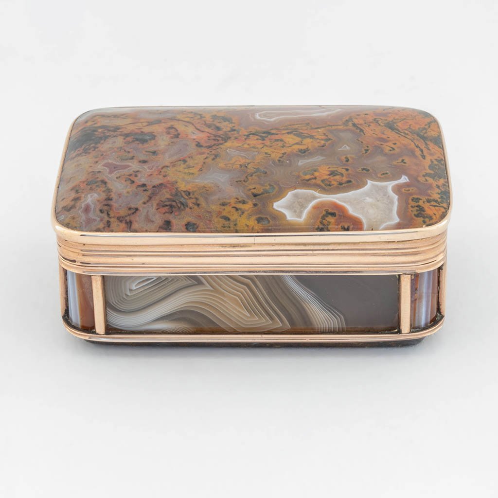 Front side George IV Pink Gold &amp; Agate Snuff Box, British, c. 1820