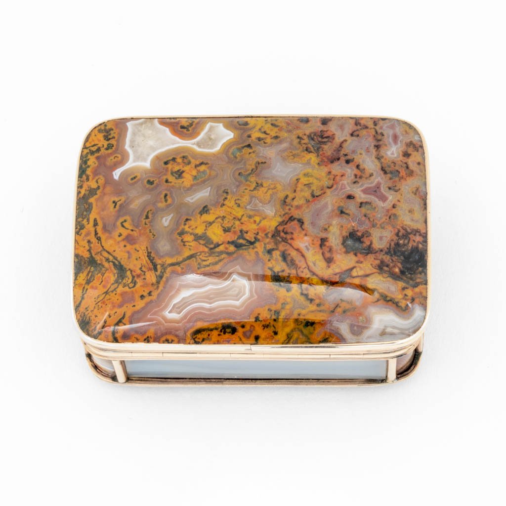Lid detail, hinge side, George IV Pink Gold &amp; Agate Snuff Box, British, c. 1820