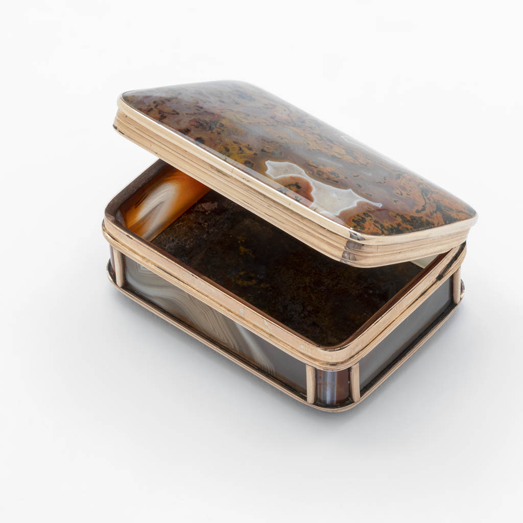Partly open George IV Pink Gold &amp; Agate Snuff Box, British, c. 1820